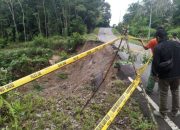 Longsor Tutup Akses Jalan Nasional di Kalbar, Ratusan Kendaraan Tertahan Berjam-jam