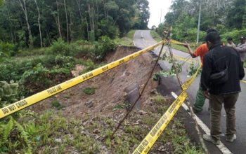 Longsor Tutup Akses Jalan Nasional di Kalbar, Ratusan Kendaraan Tertahan Berjam-jam
