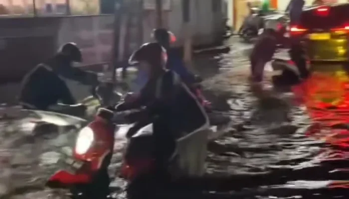 Hujan Terus Menerus, Sejumlah Jalan Kota Tangerang Terendam Banjir
