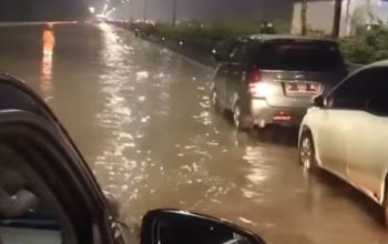 Banjir Akibat Kali Meluap, Jalan Tol Tangerang-Merak Macet
