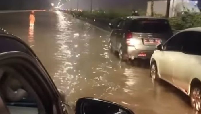 Banjir Akibat Kali Meluap, Jalan Tol Tangerang-Merak Macet